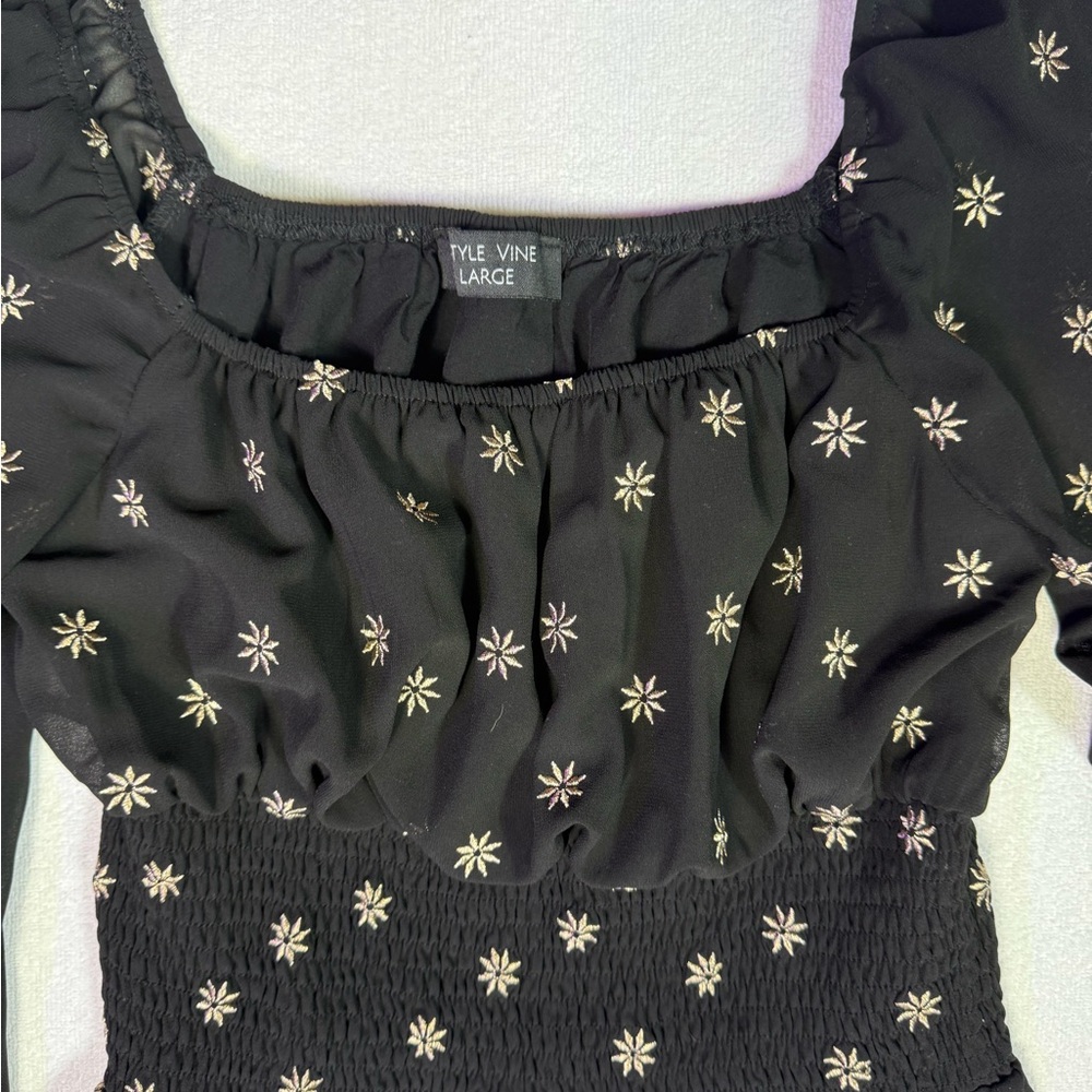 Chic Black Star Patterned Blouse - Picture 2 of 4